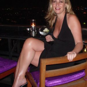 Y’a des soirs où une meuf a juste besoin de se détendre après une rude journée… Bref, c’est mon cas ce soir! Emily - rencontre-Cougar-Créteil